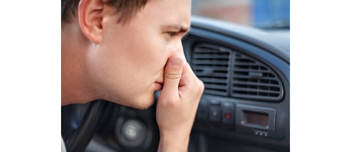 Jak pozbyć się nieprzyjemnego zapachu w samochodzie?